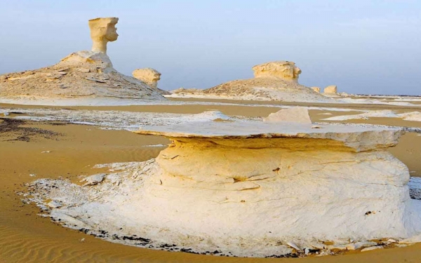 White Desert and Bahariya Oasis Tour from Cairo 2 days